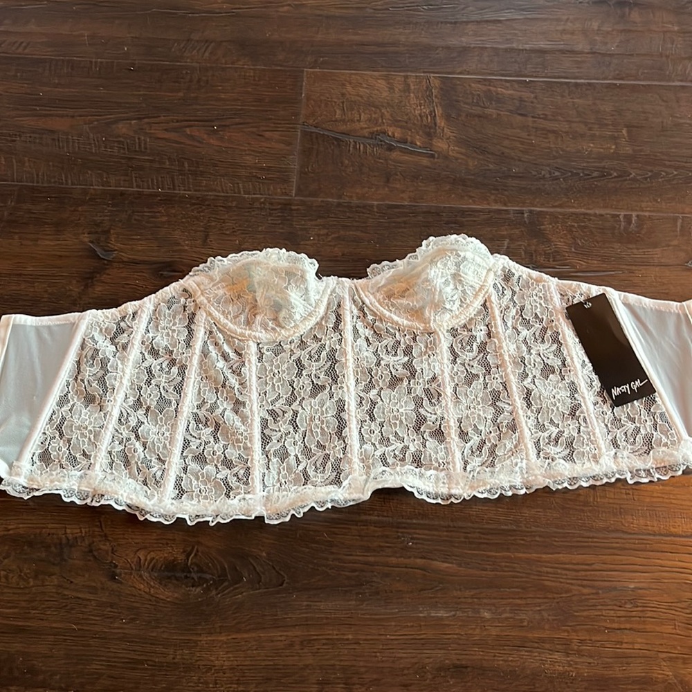 Selling a white corset top from nastygal!
